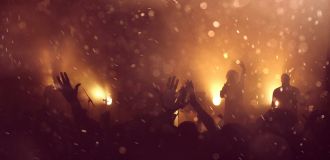 Eventbeleuchtung Nebel Bühne cheer hands