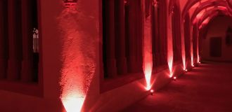Kreuzgang Ambientebeleuchtung rot Architekturbeleuchtung